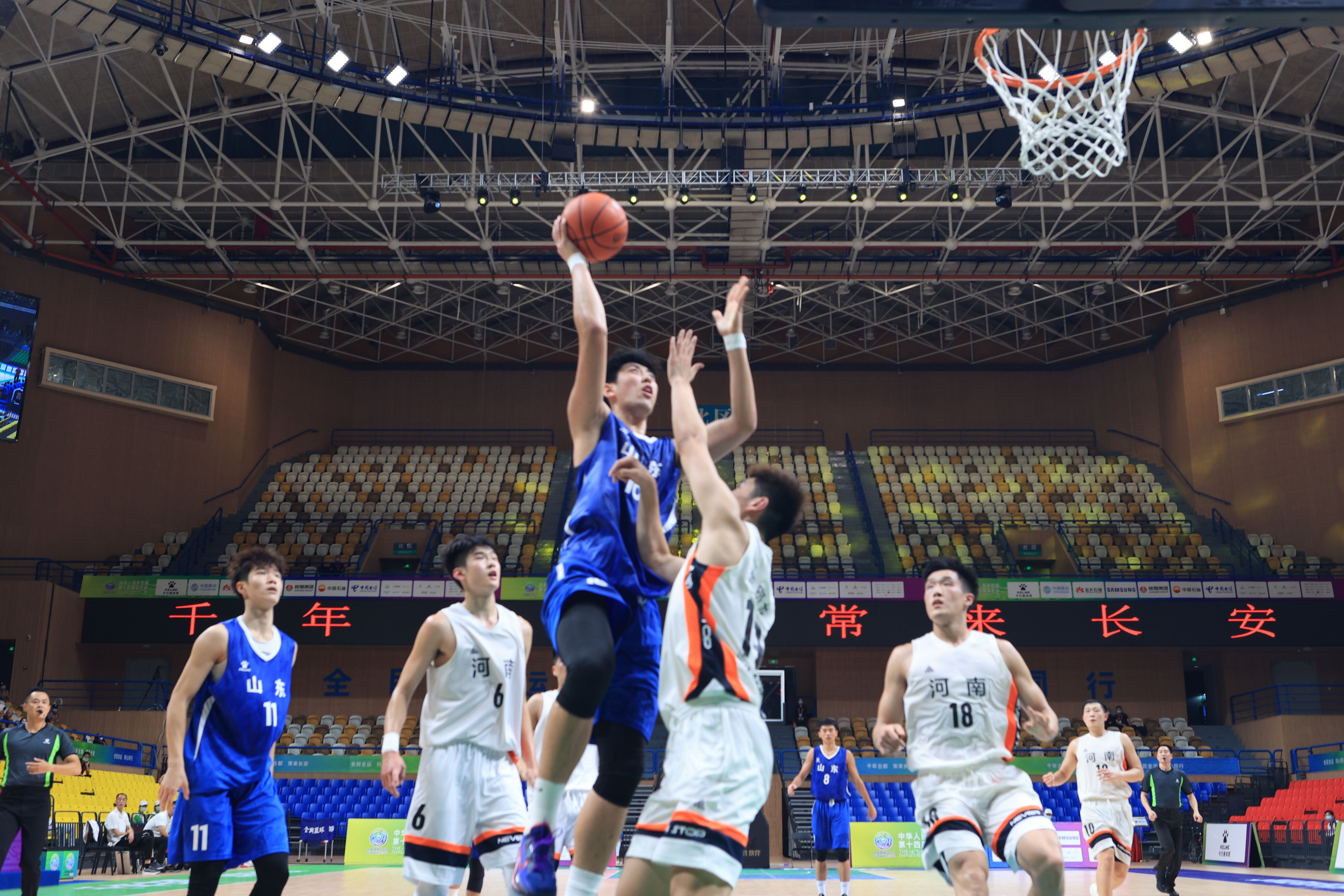 白宇打高尔夫球被偶遇 挥杆动作干净利落身材比例超好.